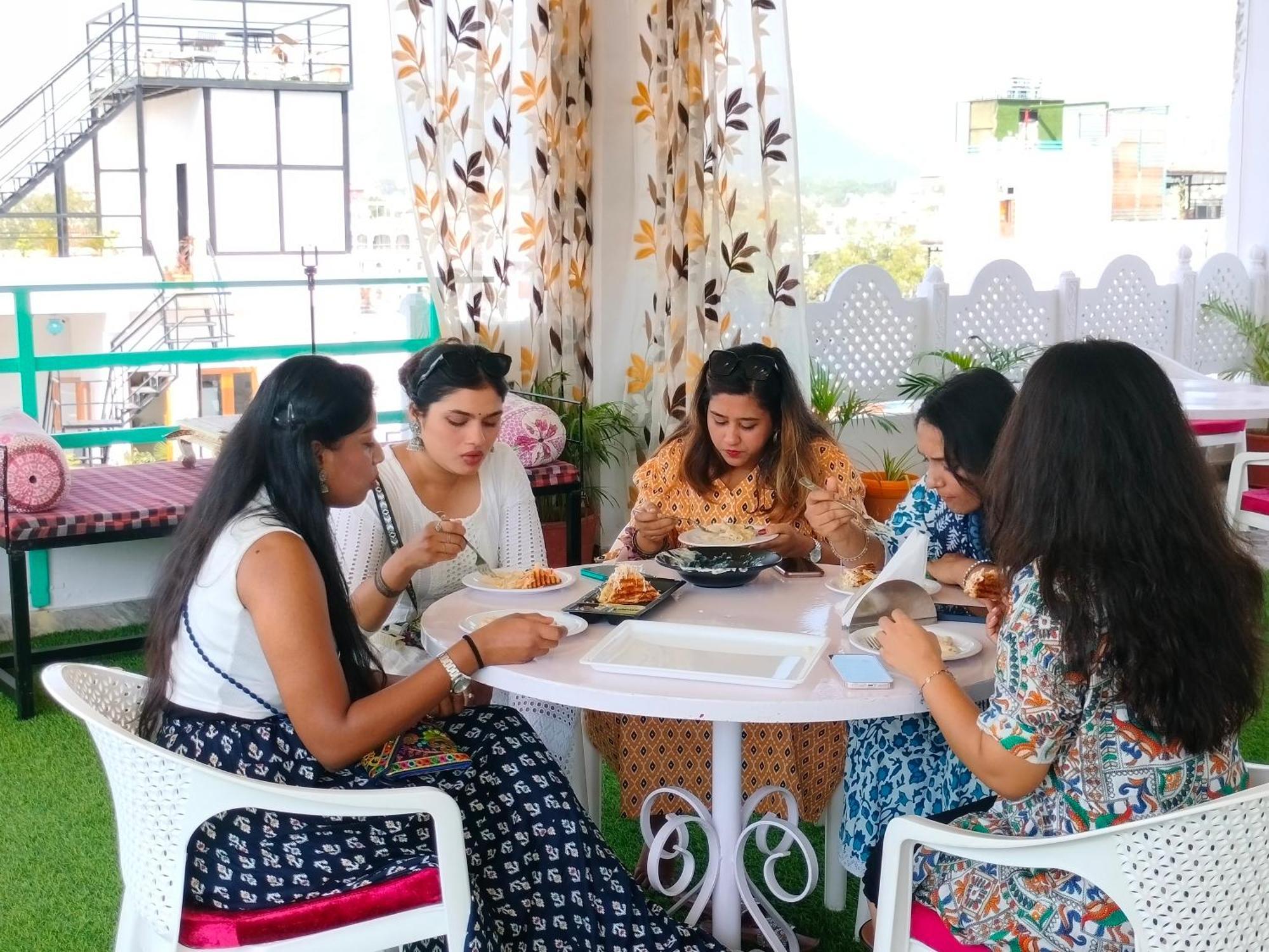 Krishna Stay Guest House Удайпур Екстериор снимка