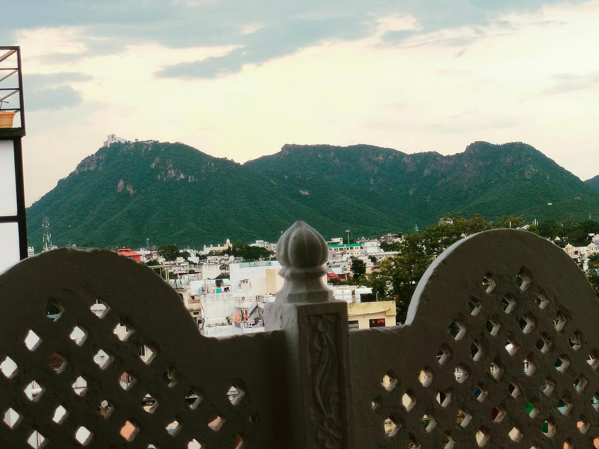 Krishna Stay Guest House Удайпур Екстериор снимка