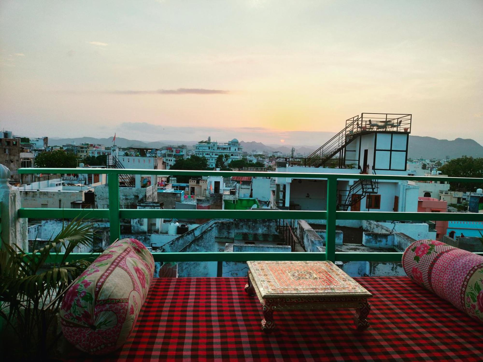 Krishna Stay Guest House Удайпур Екстериор снимка