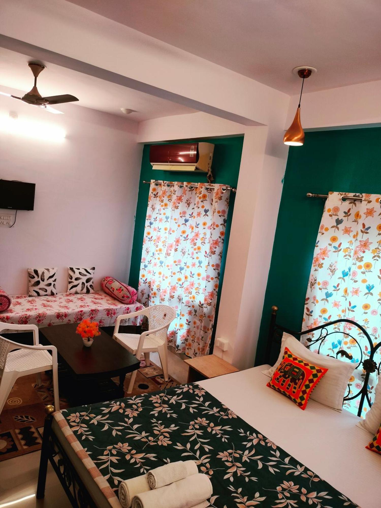 Krishna Stay Guest House Удайпур Стая снимка
